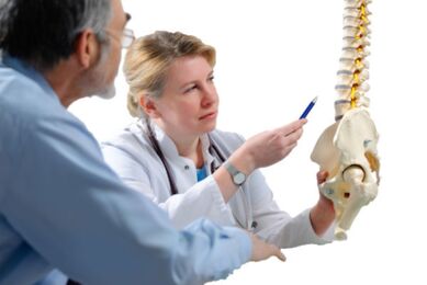 Medicul consultă pacientul cu privire la semnele de osteocondroză a coloanei vertebrale toracice