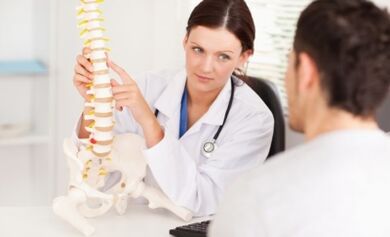 Medicul îi spune pacientului despre etapele osteocondrozei toracice și despre manifestările acestora