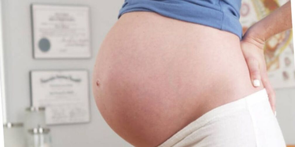 În timpul sarcinii, femeile au adesea dureri de spate în regiunea lombară. 